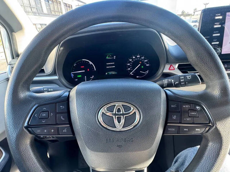 2022 Toyota Sienna LE 8-Passenger