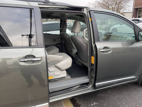 2011 Toyota Sienna XLE 7-Passenger Auto Access Seat