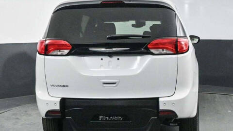 2025 Chrysler Voyager LX