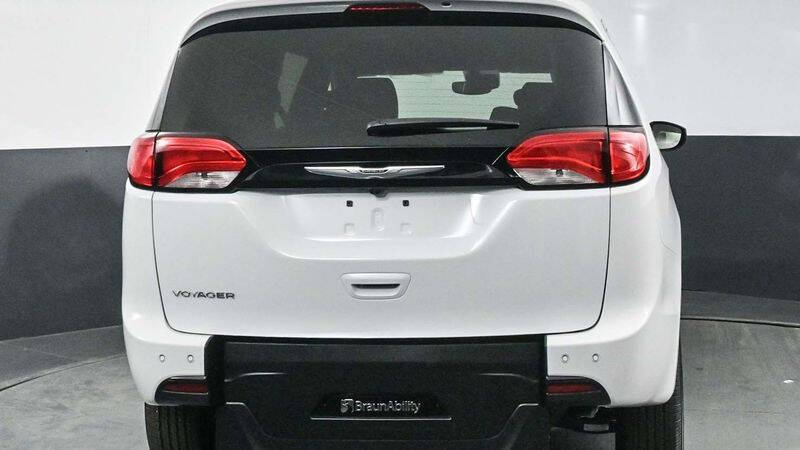 2025 Chrysler Voyager LX