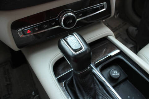 2016 Volvo XC90 T6 Momentum