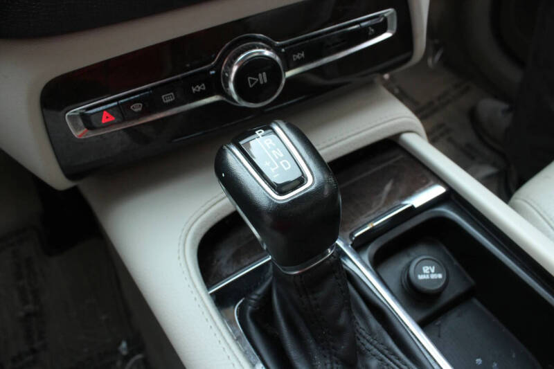 2016 Volvo XC90 T6 Momentum