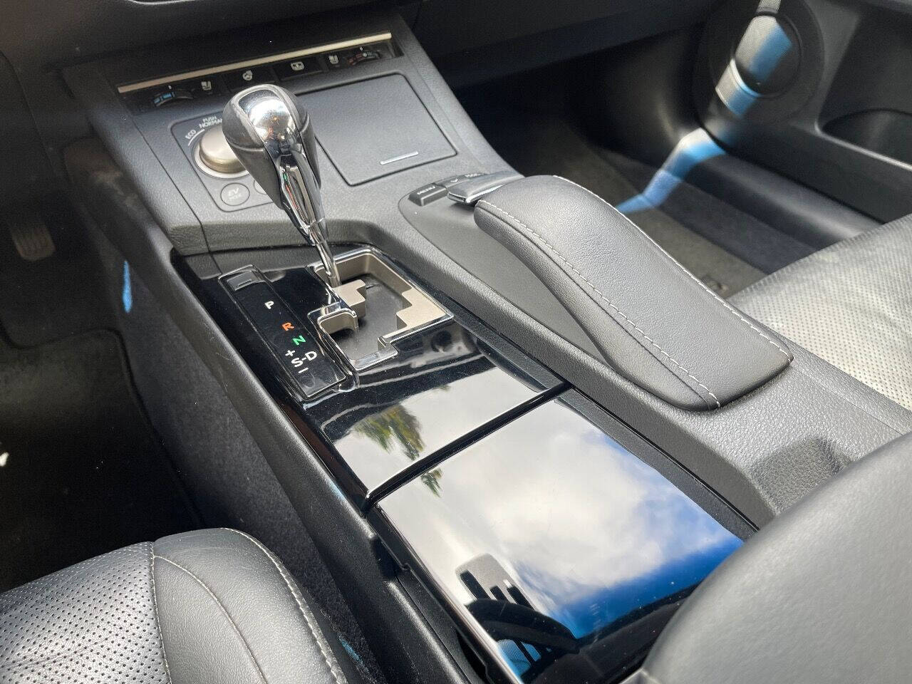 2014 Lexus E-Series Sedan - $13,900