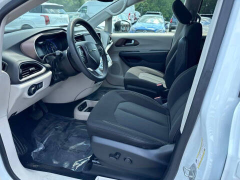 2023 Chrysler Voyager LX