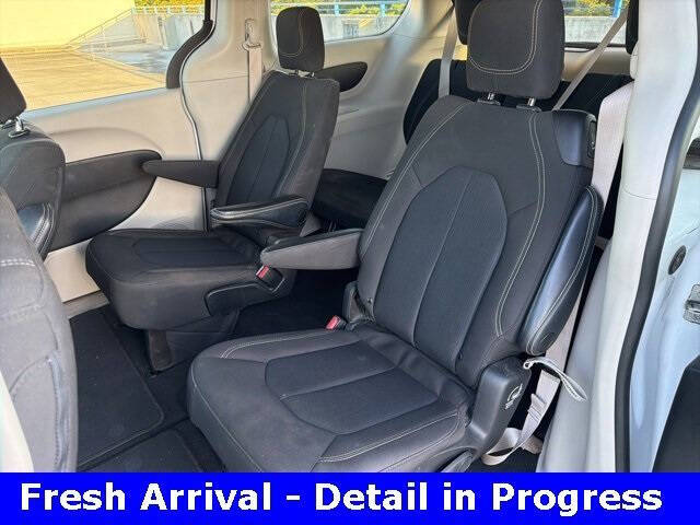 2022 Chrysler Voyager LX