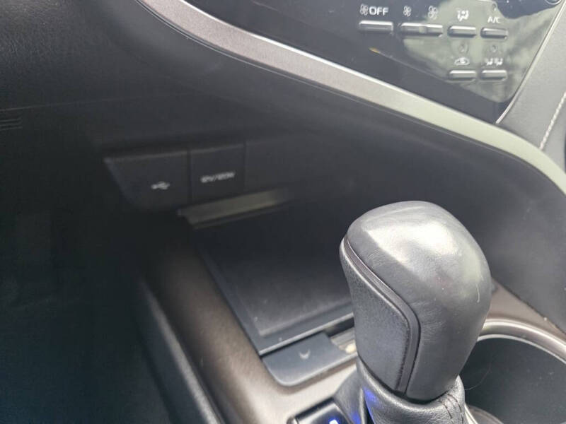 2022 Toyota Camry Hybrid SE