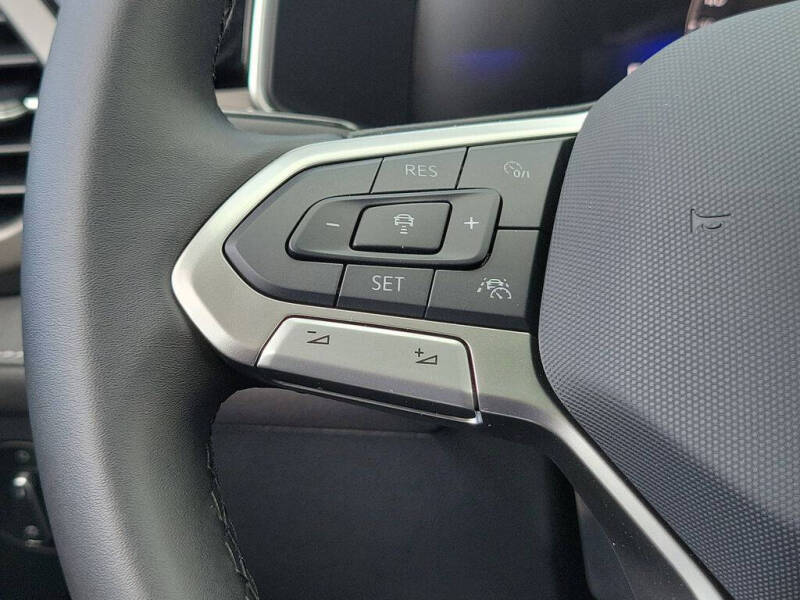 2026 Volkswagen Taos SE Black