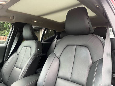 2023 Volvo XC40 B5 Plus Dark Theme