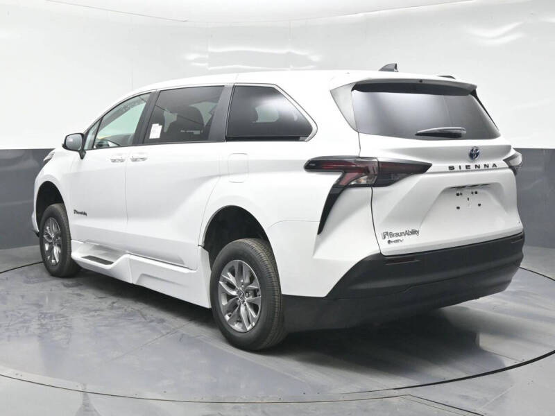 2025 Toyota Sienna LE 8-Passenger