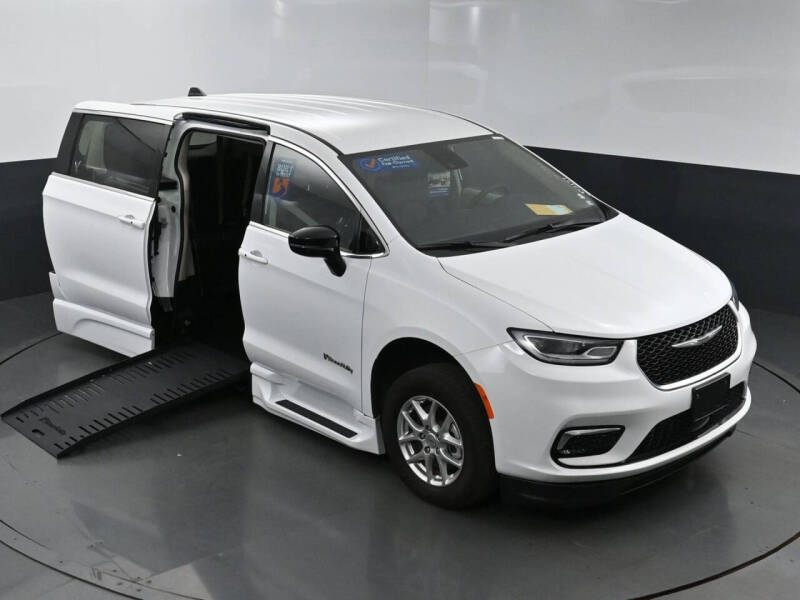 2024 Chrysler Pacifica Touring L