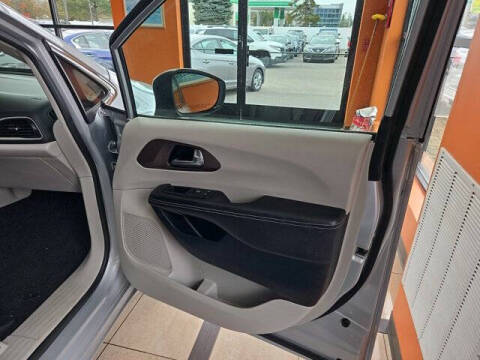 2022 Chrysler Voyager LX