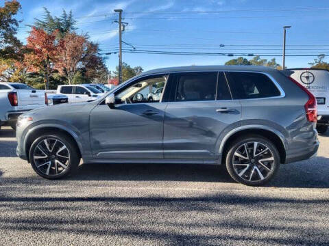 2022 Volvo XC90 T6 Momentum 6-Passenger