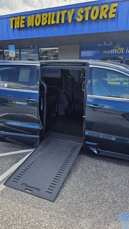 2025 Chrysler Pacifica Select