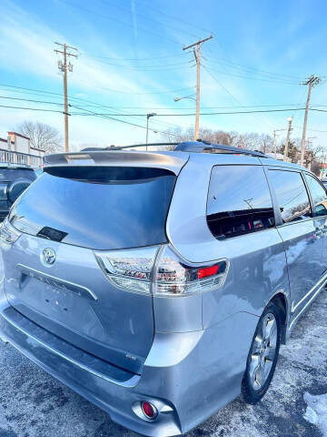 2012 Toyota Sienna SE 8-Passenger