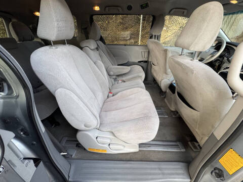 2013 Toyota Sienna LE 8-Passenger