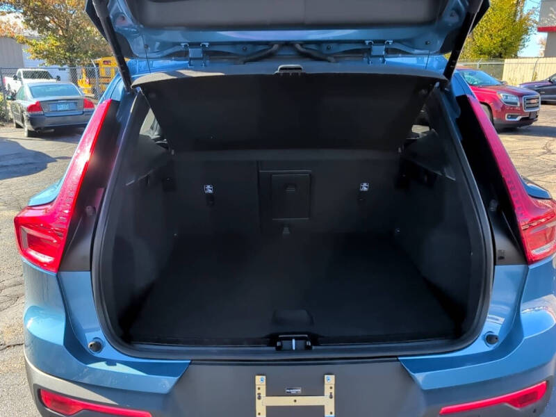 2025 Volvo XC40 B5 Core Bright Theme