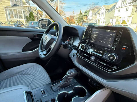 2022 Toyota Highlander LE