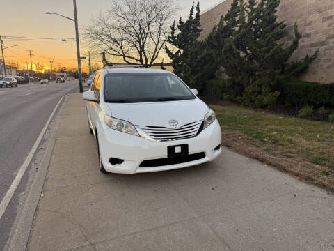 2015 Toyota Sienna LE 8-Passenger