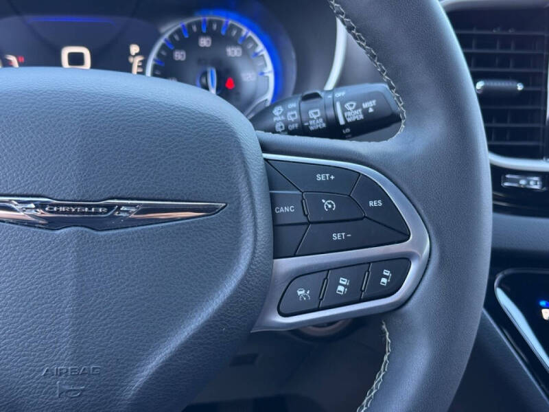 2025 Chrysler Pacifica Select