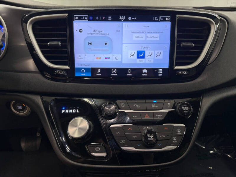 2025 Chrysler Pacifica Select