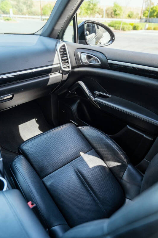 2017 Porsche Cayenne Platinum Edition