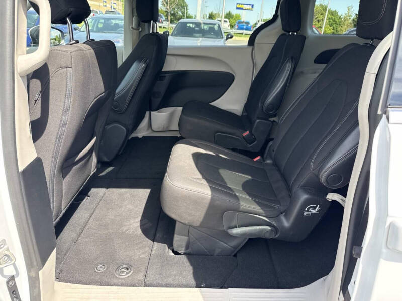 2022 Chrysler Voyager LX