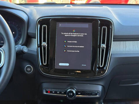 2025 Volvo XC40 B5 Plus Bright Theme