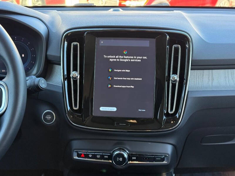 2025 Volvo XC40 B5 Plus Bright Theme