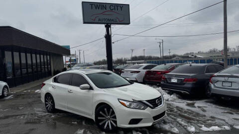 2017 Nissan Altima for sale at TWIN CITY AUTO MALL in Bloomington IL