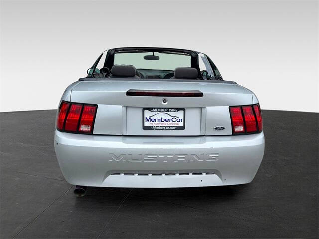 2004 Ford Mustang Deluxe