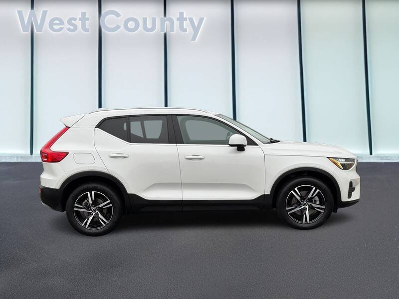 2025 Volvo XC40 B5 Core Bright Theme
