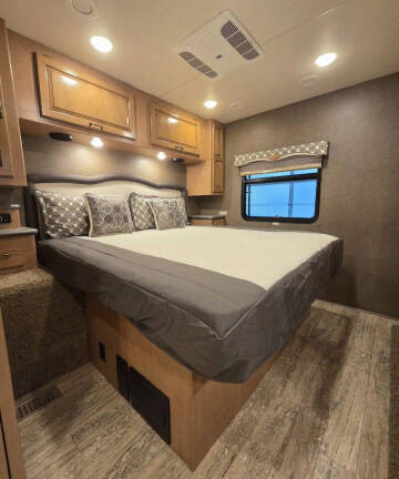 2017 Thor Motor Coach Hurricane