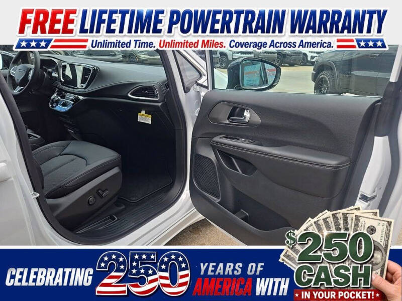 2027 Chrysler Pacifica Select