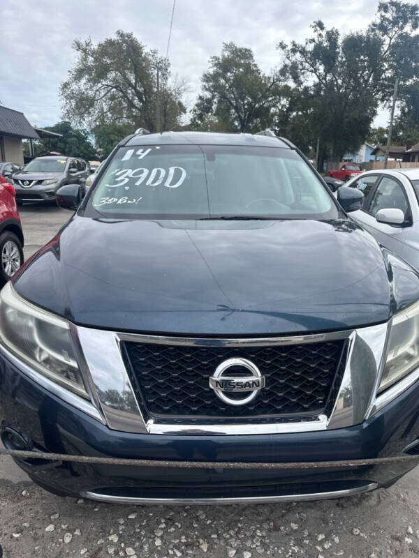 2014 Nissan Pathfinder SV's photo