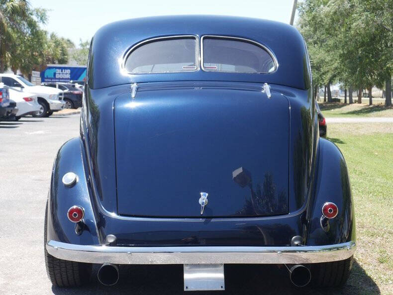 1937 Ford Deluxe