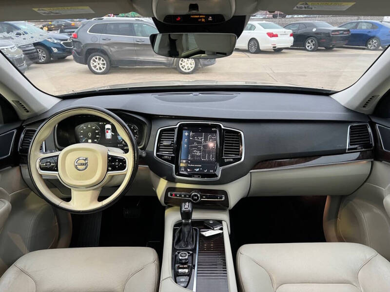 2016 Volvo XC90 T6 Momentum