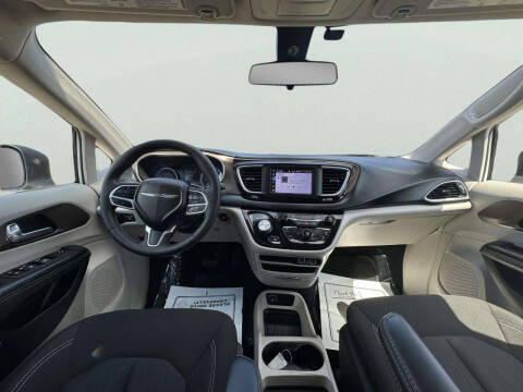 2022 Chrysler Voyager LX