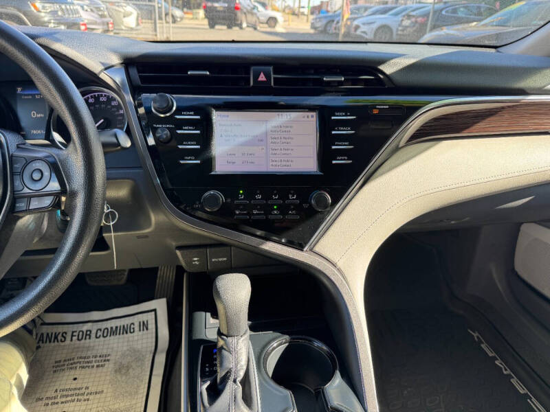 2018 Toyota Camry LE photo 16