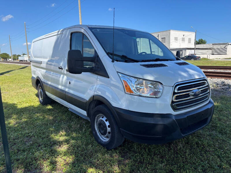 2016 Ford Transit Base's photo