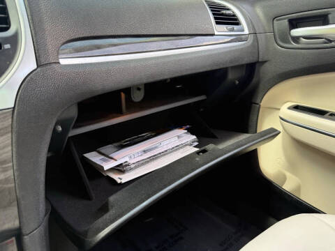 2017 Chrysler 300 Limited