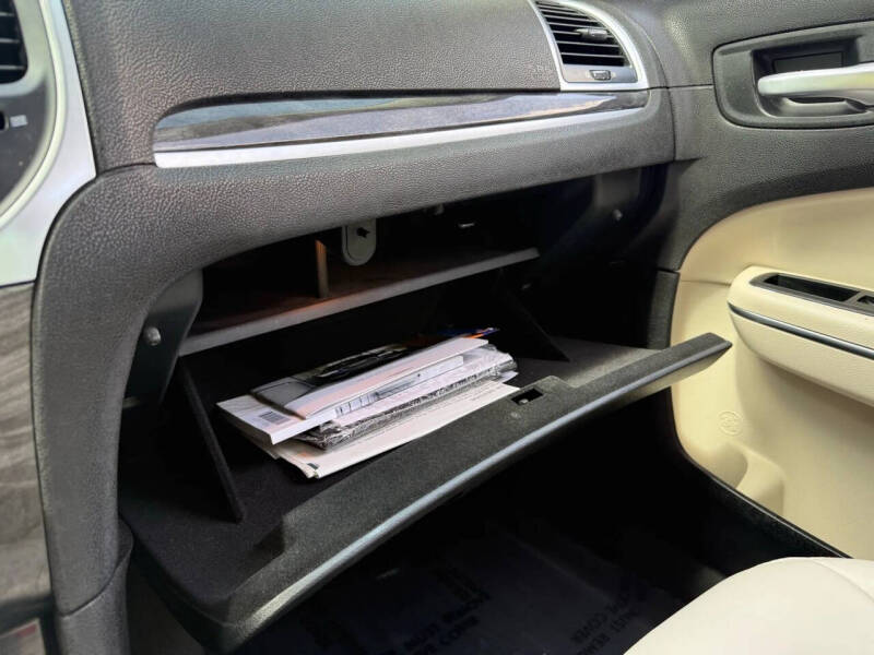 2017 Chrysler 300 Limited