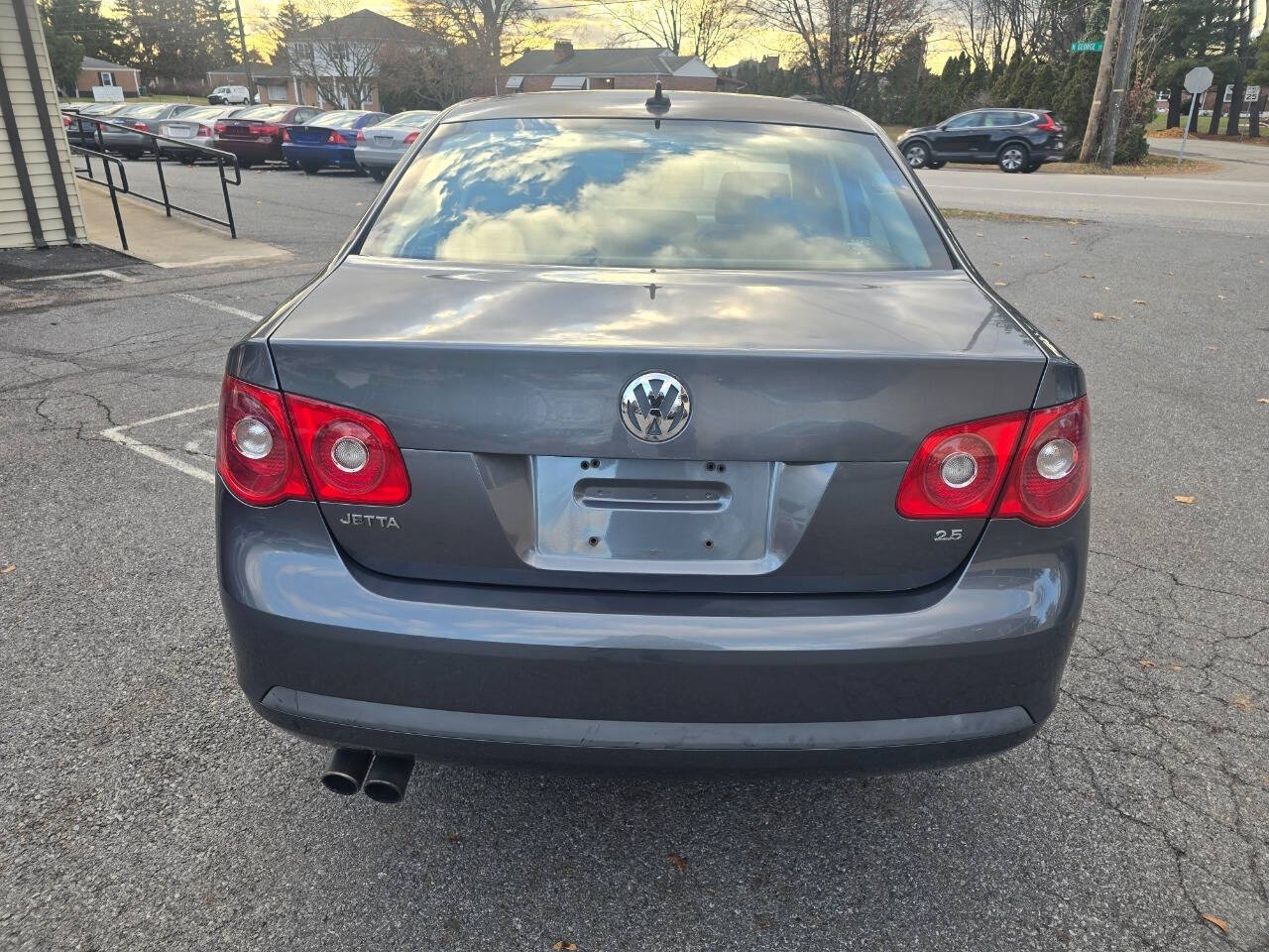 2006 Volkswagen Jetta for sale at QUEENSGATE AUTO SALES in York, PA