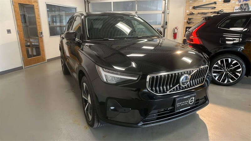 2025 Volvo XC40 B5 Plus Bright Theme