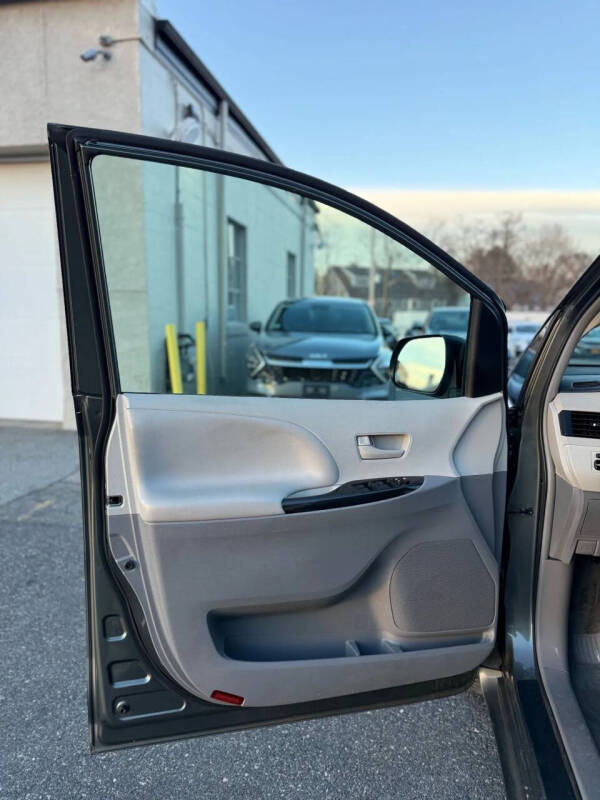 2014 Toyota Sienna LE 7-Passenger