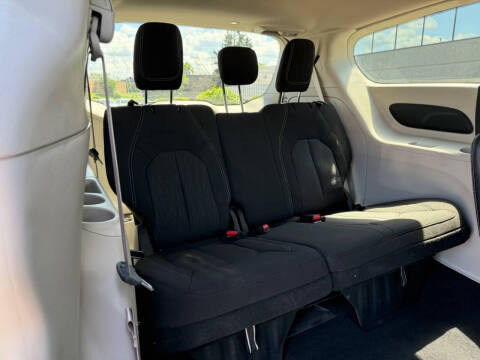 2022 Chrysler Voyager LX