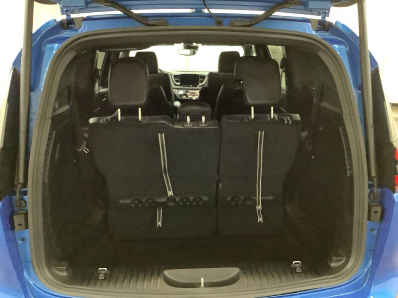 2027 Chrysler Pacifica Select