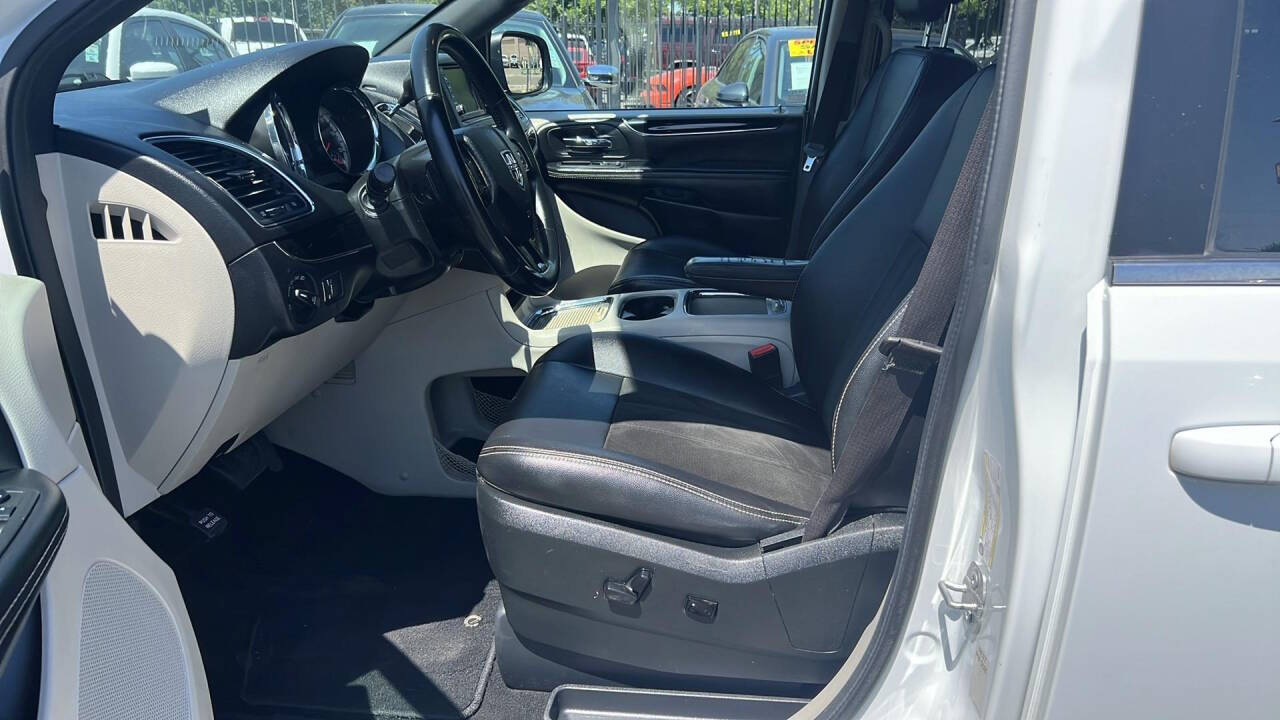 2019 Dodge Grand Caravan for sale at Auto Plaza in Fresno, CA