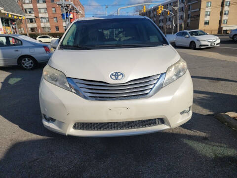 2013 Toyota Sienna for sale at OFIER AUTO SALES in Freeport NY