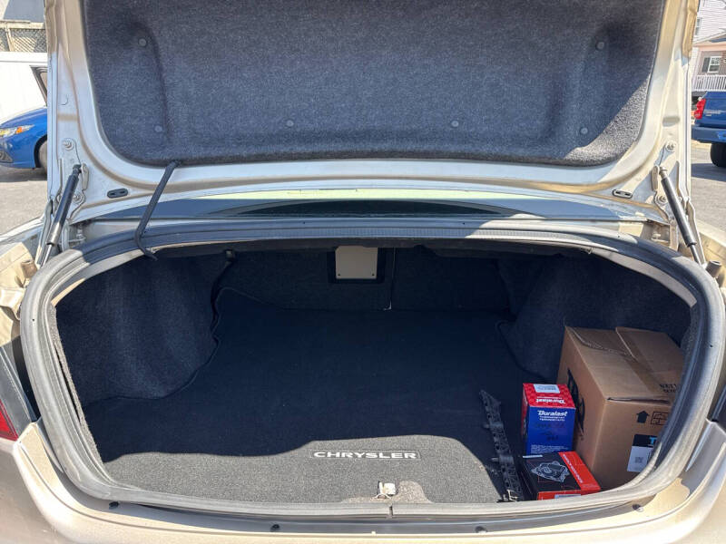 Image 8 of 2014 Chrysler 200 Limited