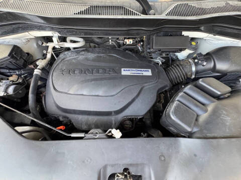 2019 Honda Pilot Touring w/Rear Captain's Chairs